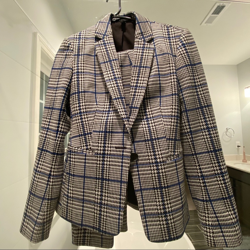 Express Womens suit size 0 comes with pants